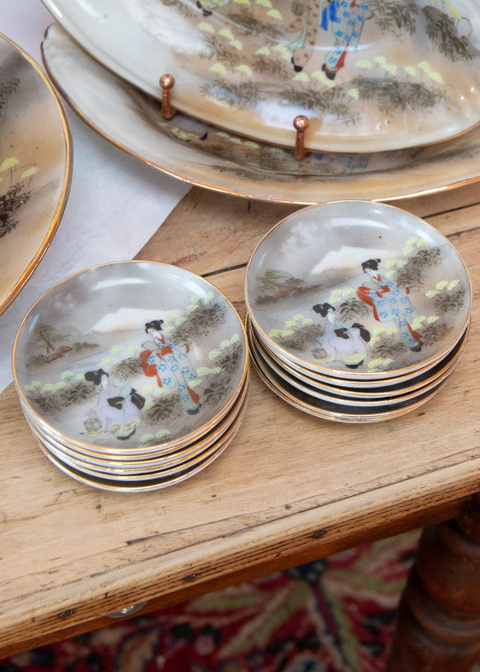 Juego 12 platillos 9,5 cm porcelana japonesa KUTANI periodo Showa c. 1930-50 "Geishas y Fuji"