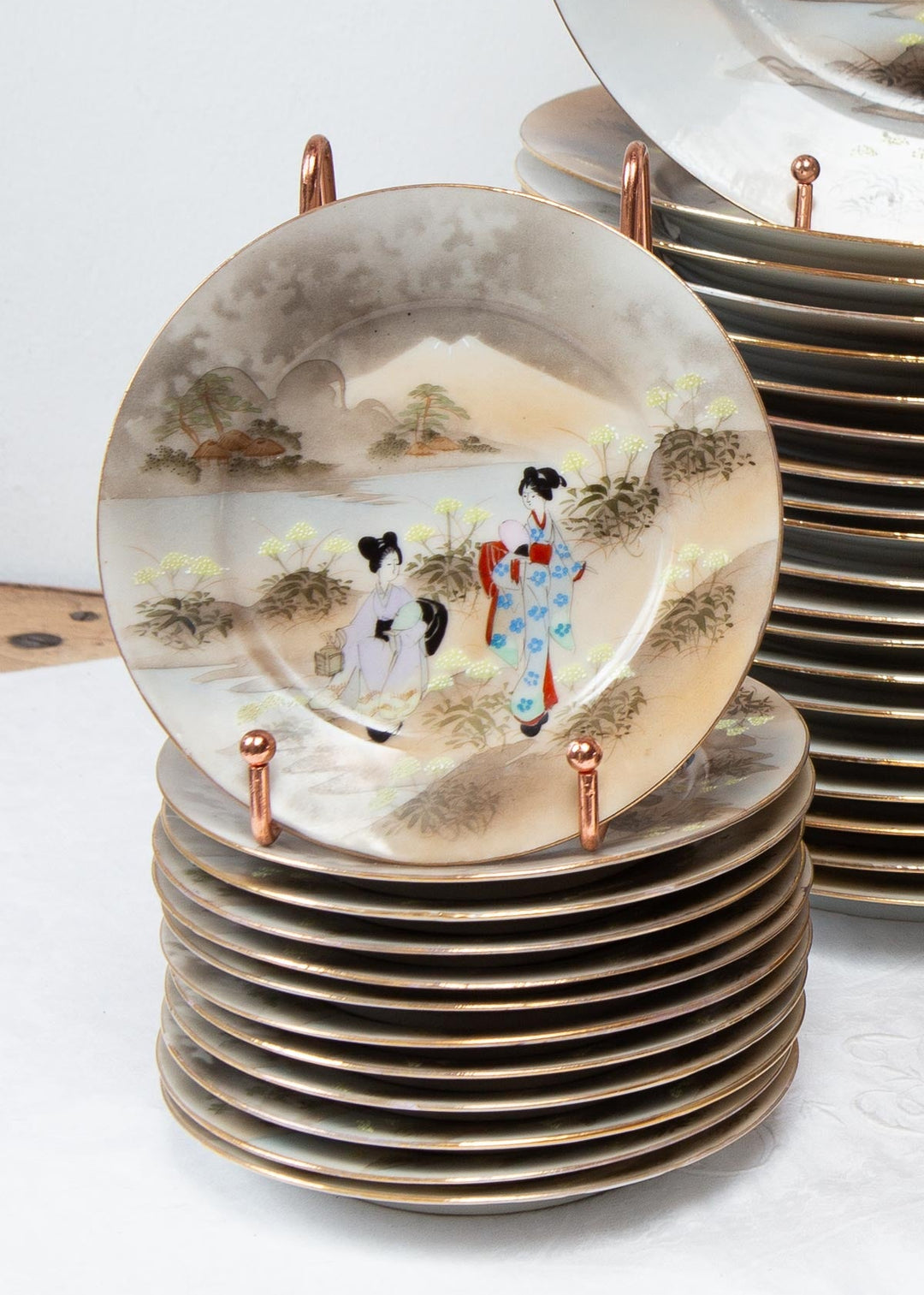 Juego 12 pequeños platos MERIENDA porcelana japonesa KUTANI periodo Showa c. 1930-50 "Geishas y Fuji"