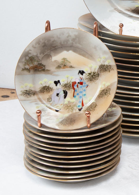 Juego 12 pequeños platos MERIENDA porcelana japonesa KUTANI periodo Showa c. 1930-50 "Geishas y Fuji"