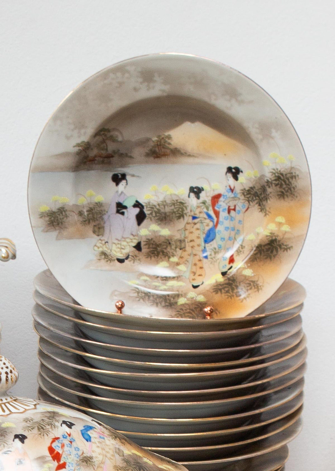 Juego 6 platos HONDOS porcelana japonesa KUTANI periodo Showa c. 1930-50 "Geishas y Fuji" (2 JUEGOS DISPONIBLES)