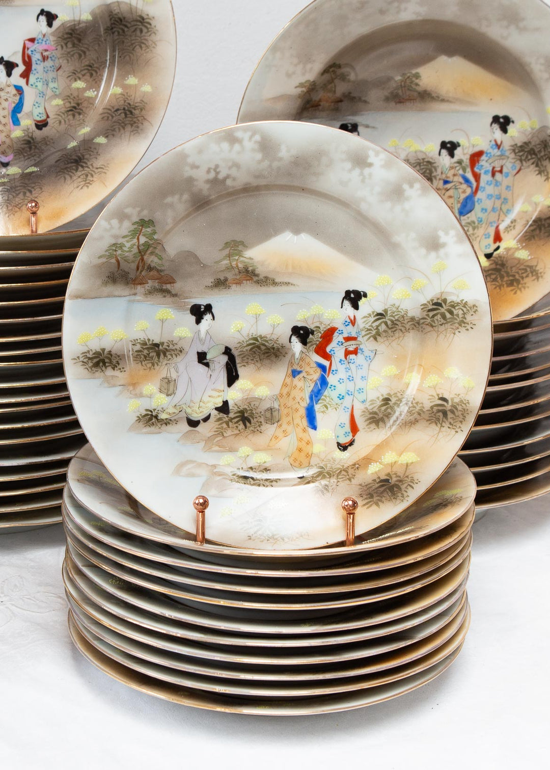 Juego 11 platos ENTRANTES POSTRE porcelana japonesa KUTANI periodo Showa c. 1930-50 "Geishas y Fuji"