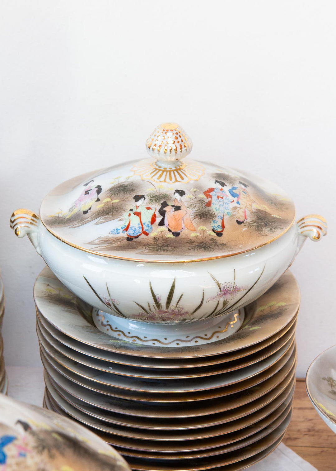 Sopera japonesa KUTANI periodo Showa c. 1930-50 "Geishas y Fuji"