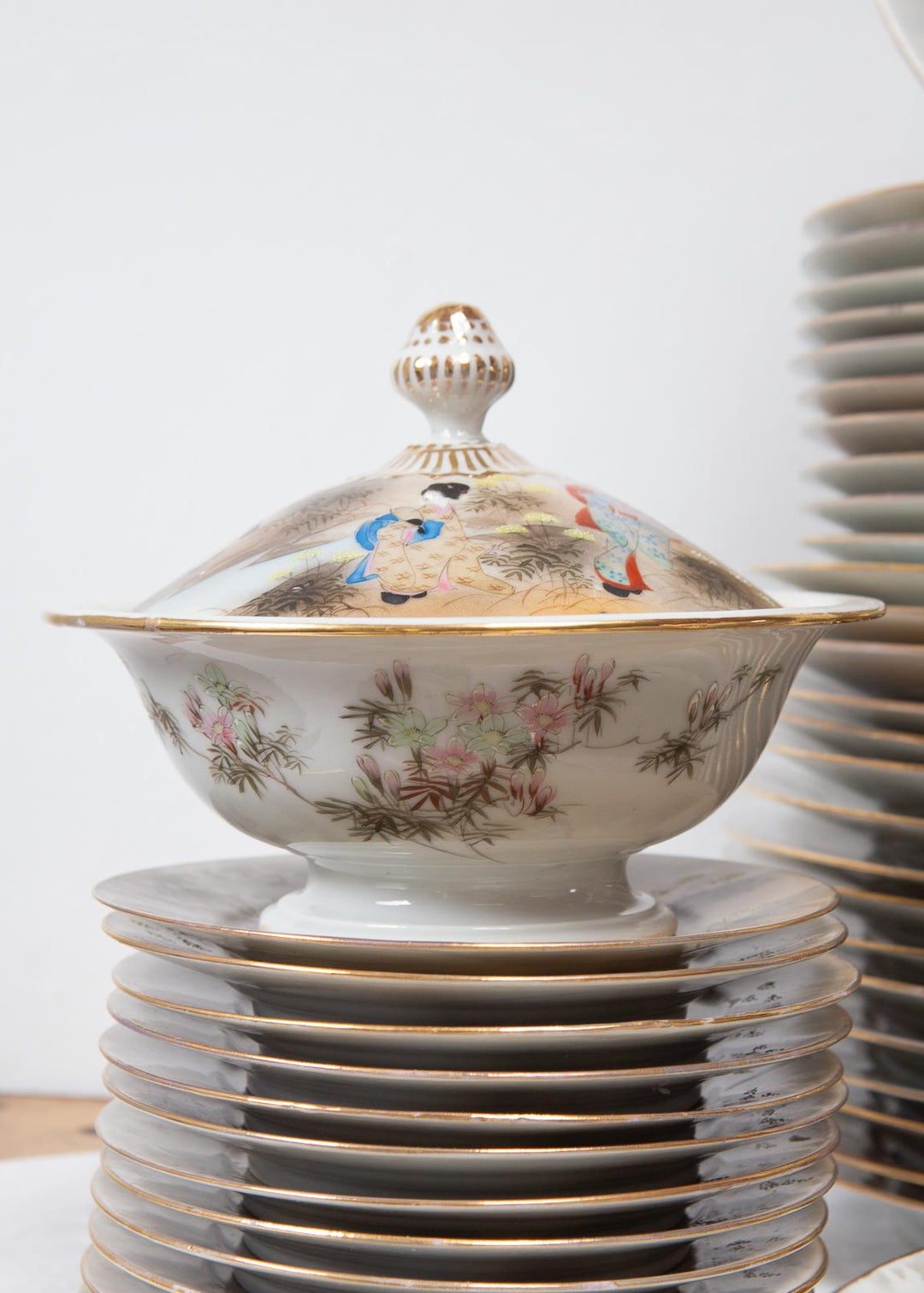 Recipiente con tapa japonés porcelana KUTANI periodo Showa c. 1930-50 "Geishas y Fuji"