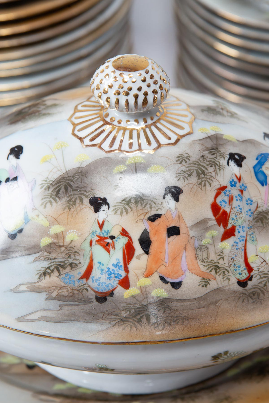 Vajilla porcelana japonesa KUTANI periodo Showa c. 1930-50 "Geishas y Fuji" (81 PIEZAS)