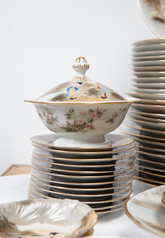 Vajilla porcelana japonesa KUTANI periodo Showa c. 1930-50 "Geishas y Fuji" (81 PIEZAS)