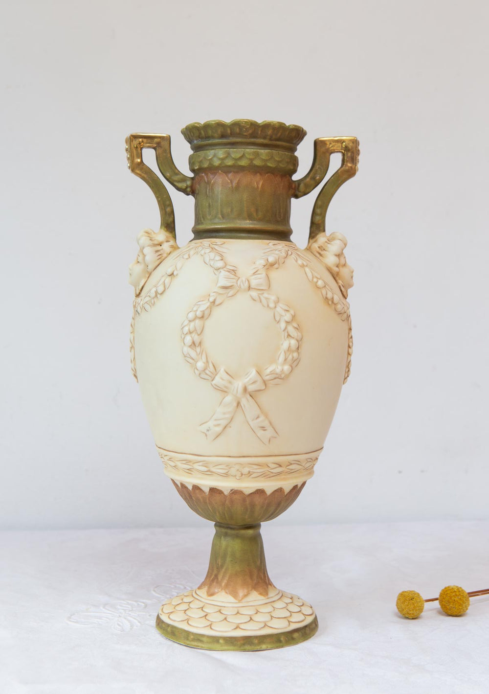 Jarrón art nouveau Royal Dux Bohemia inspiración clásica aprox. 1900 (33 cm)