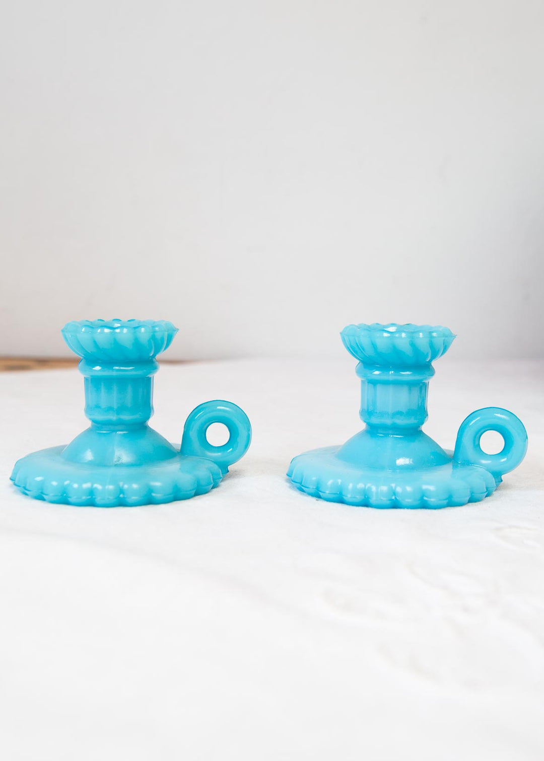 Pareja mini candeleros franceses opalina azul