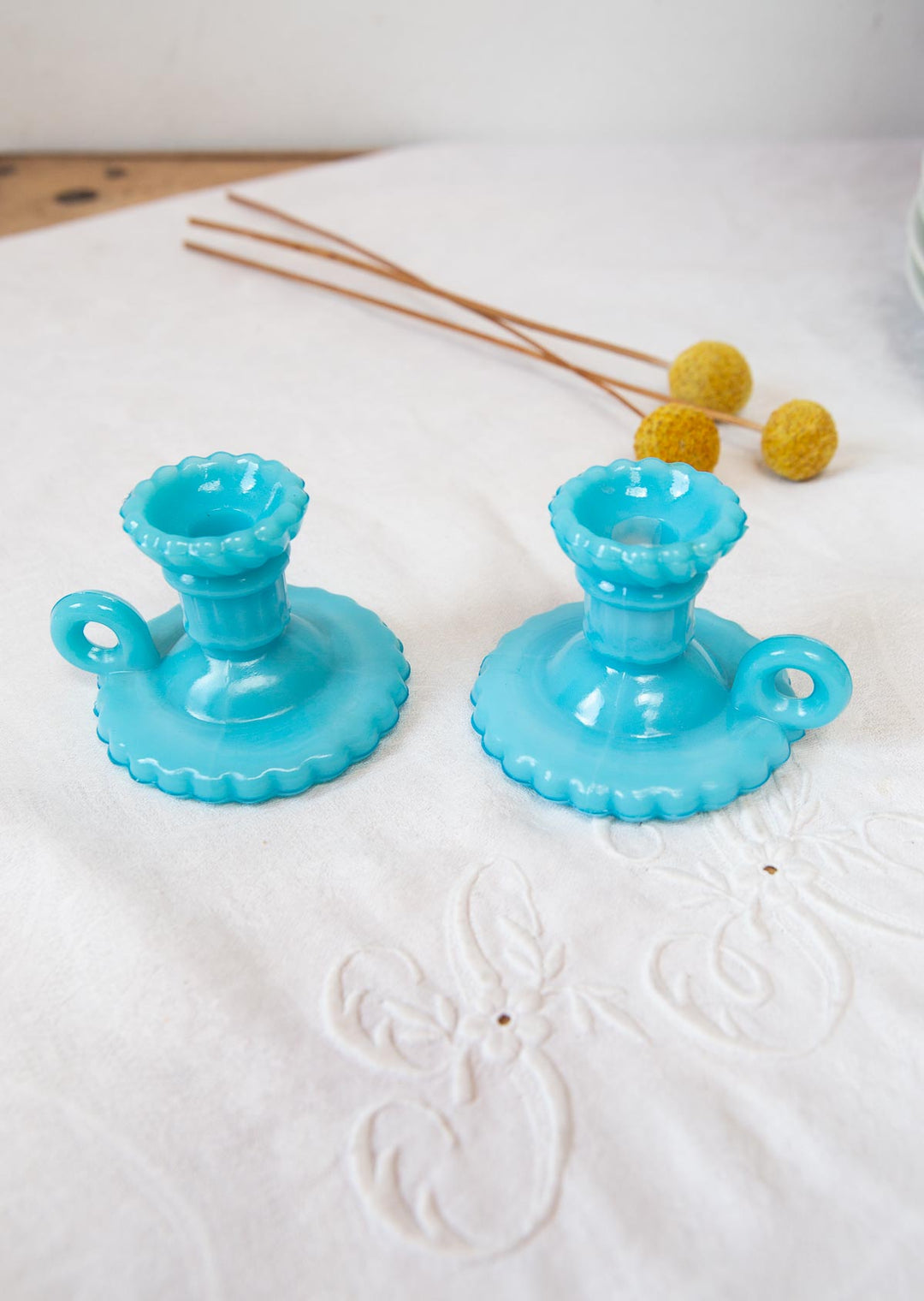 Pareja mini candeleros franceses opalina azul