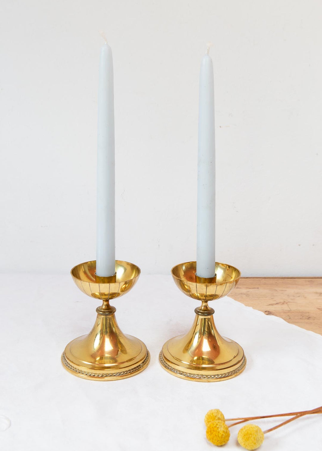 Pareja candeleros suecos latón Ydstal Metalc. 1970s (10,5 cm)