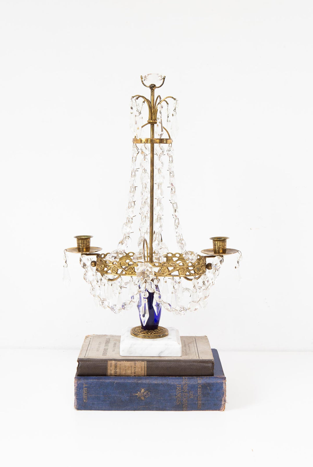 Candelabro de mesa sueco estilo gustaviano latón y cristal c. 1970s