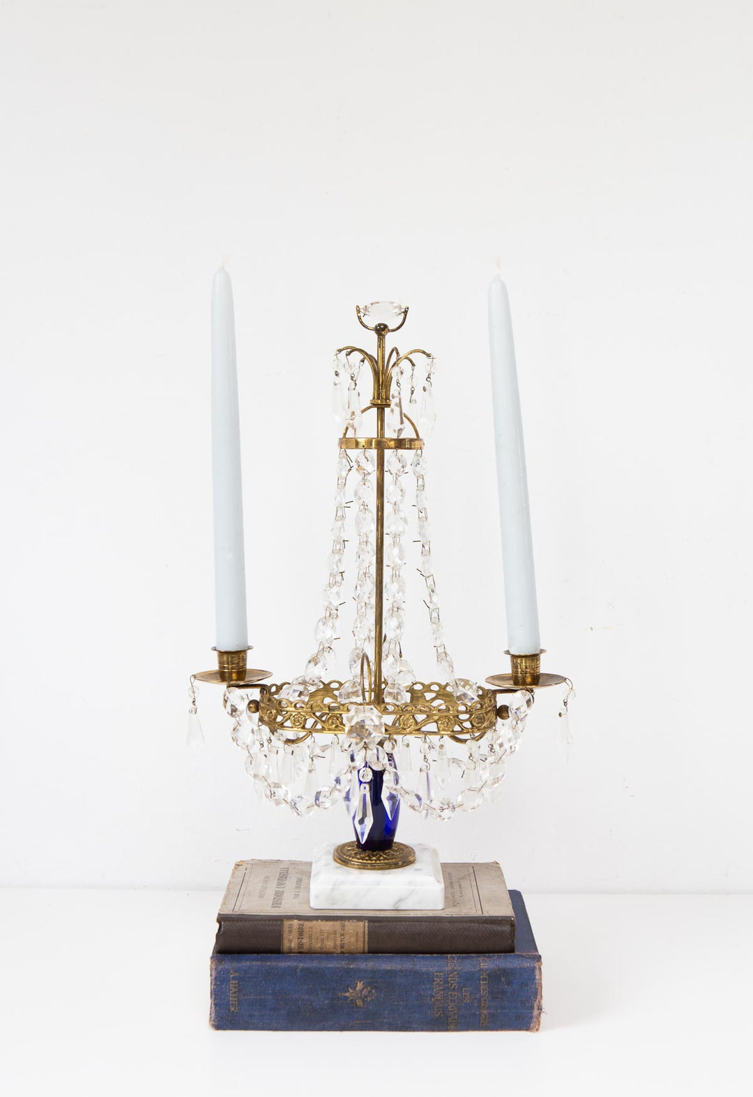 Candelabro de mesa sueco estilo gustaviano latón y cristal c. 1970s