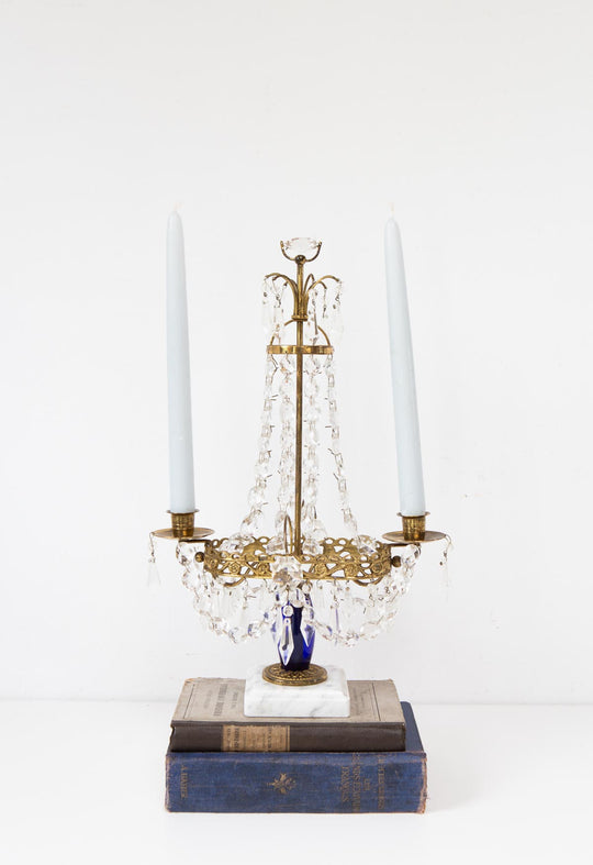 Candelabro de mesa sueco estilo gustaviano latón y cristal c. 1970s