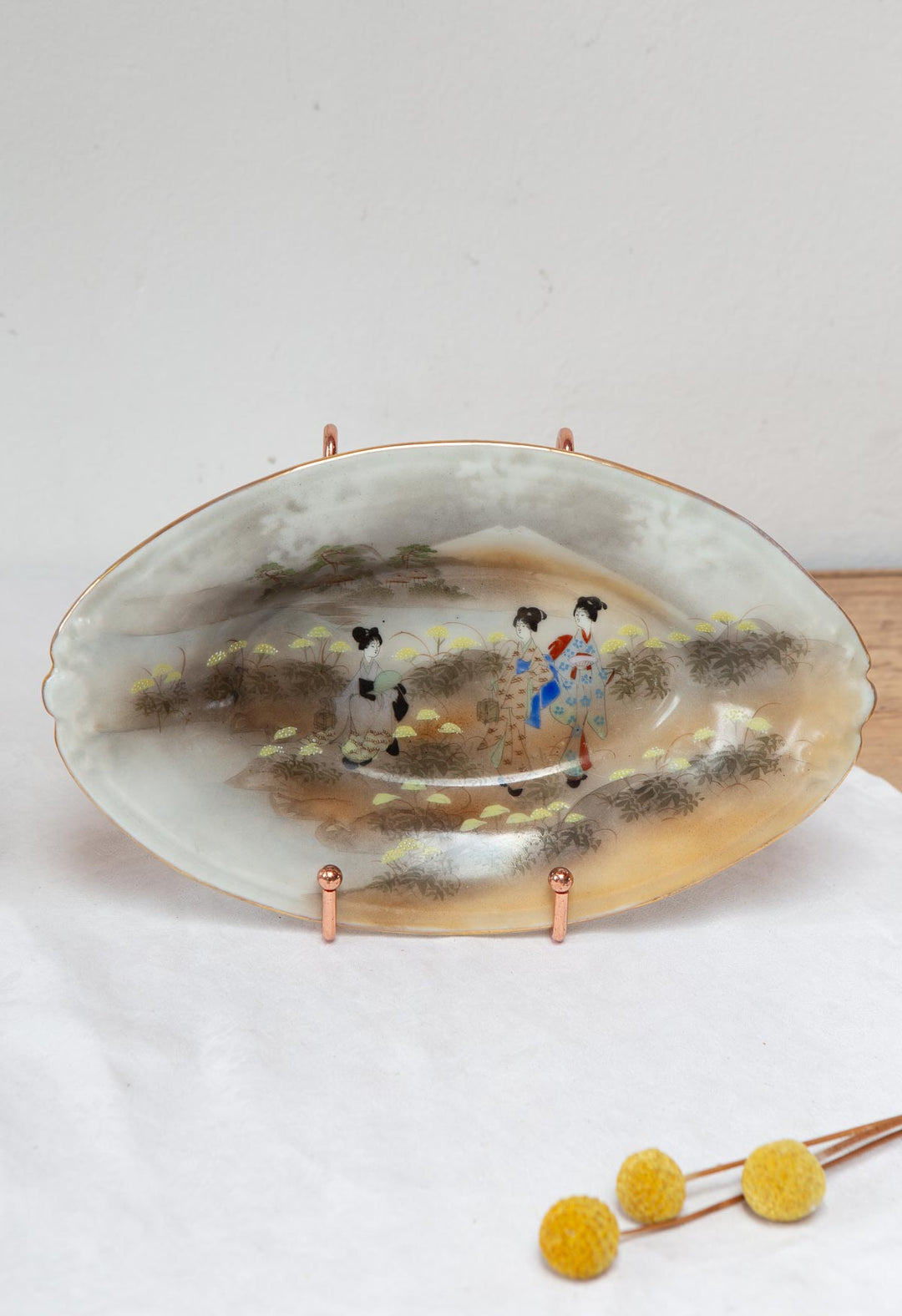 2 rabaneras porcelana japonesa KUTANI periodo Showa c. 1930-50 "Geishas y Fuji"