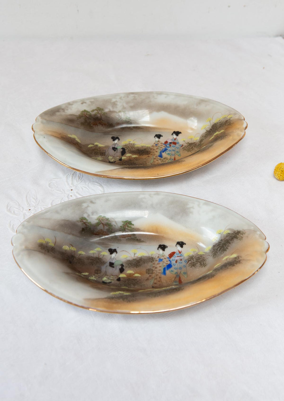 2 rabaneras porcelana japonesa KUTANI periodo Showa c. 1930-50 "Geishas y Fuji"