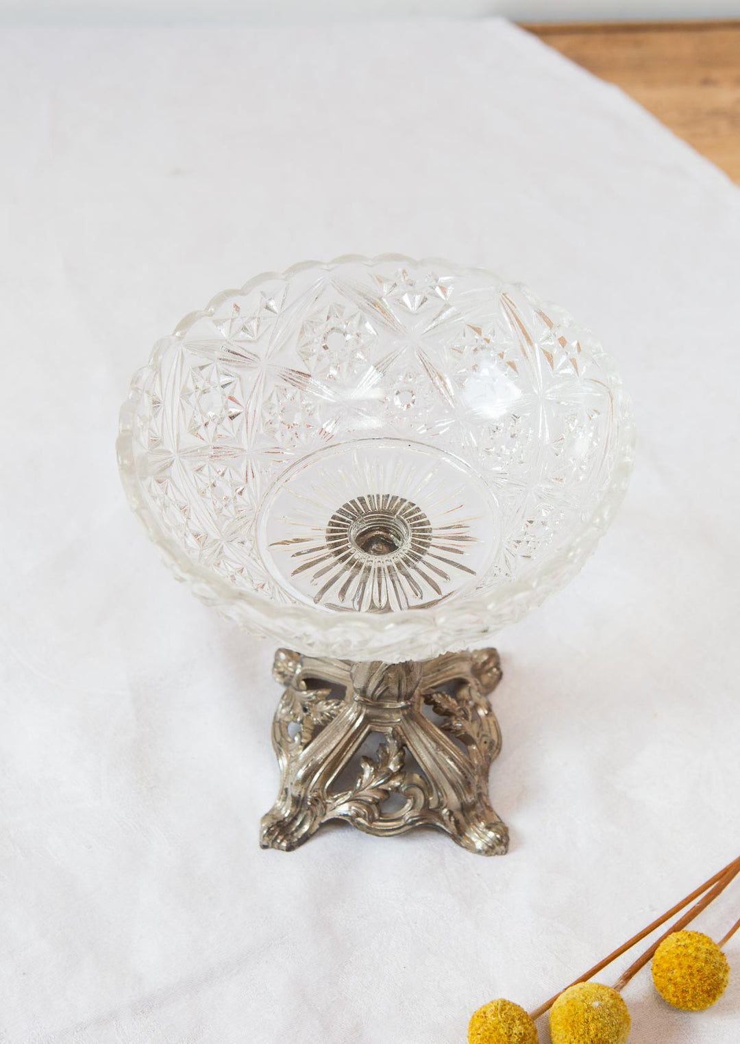 Pequeña copa de presentación francesa en vidrio prensado y metal c. 1900