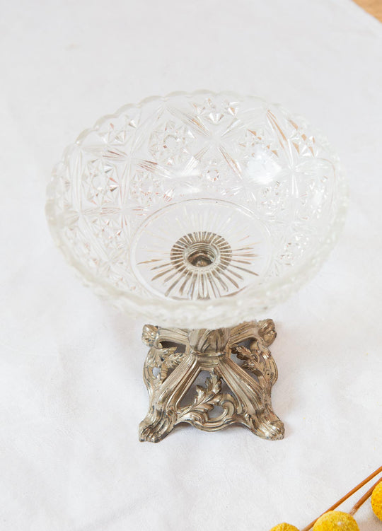 Pequeña copa de presentación francesa en vidrio prensado y metal c. 1900