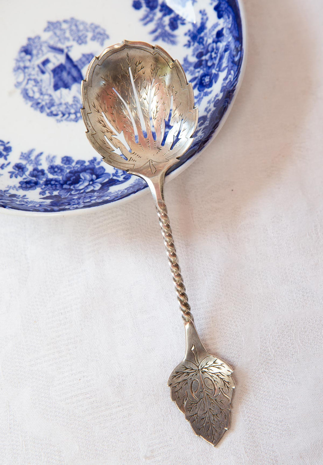 Cucharilla espolvoreadora "sifter" en plata maciza Hanau c. 1885-1905