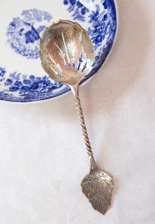 Cucharilla espolvoreadora "sifter" en plata maciza Hanau c. 1885-1905