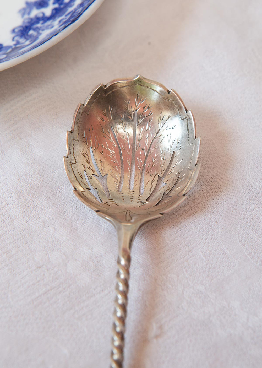 Cucharilla espolvoreadora "sifter" en plata maciza Hanau c. 1885-1905