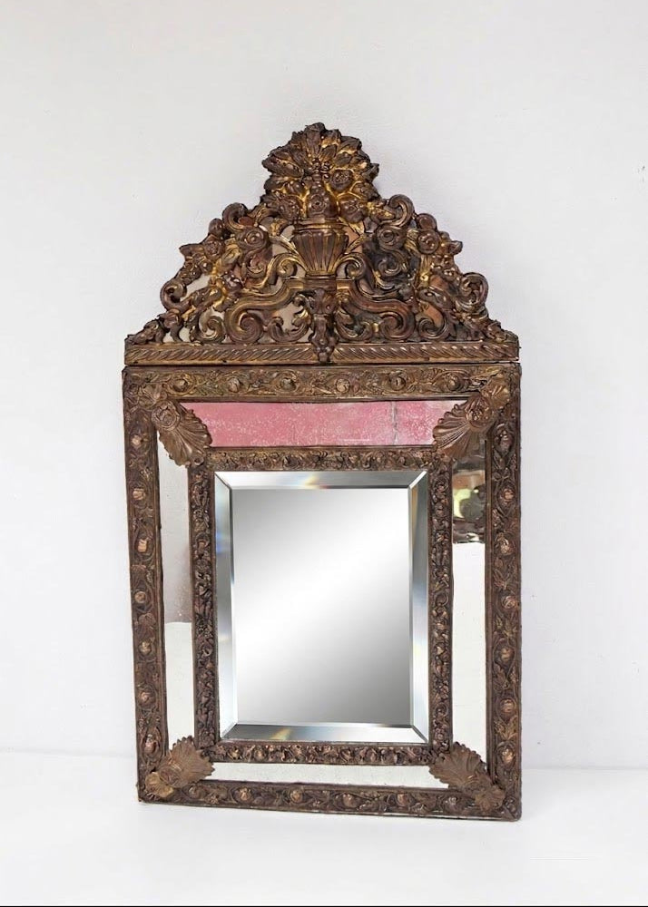 Antiguo espejo francés latón repujado con copete s. XIX (58*33 cm)