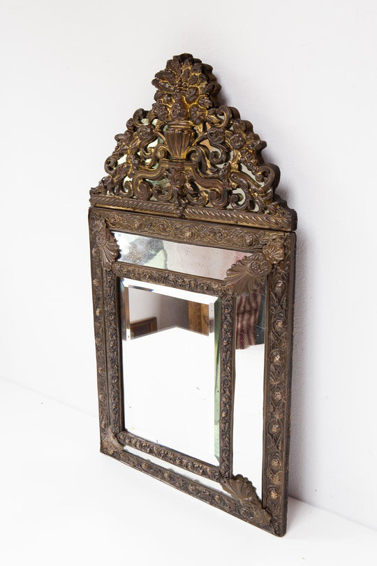 Antiguo espejo francés latón repujado con copete s. XIX (58*33 cm)