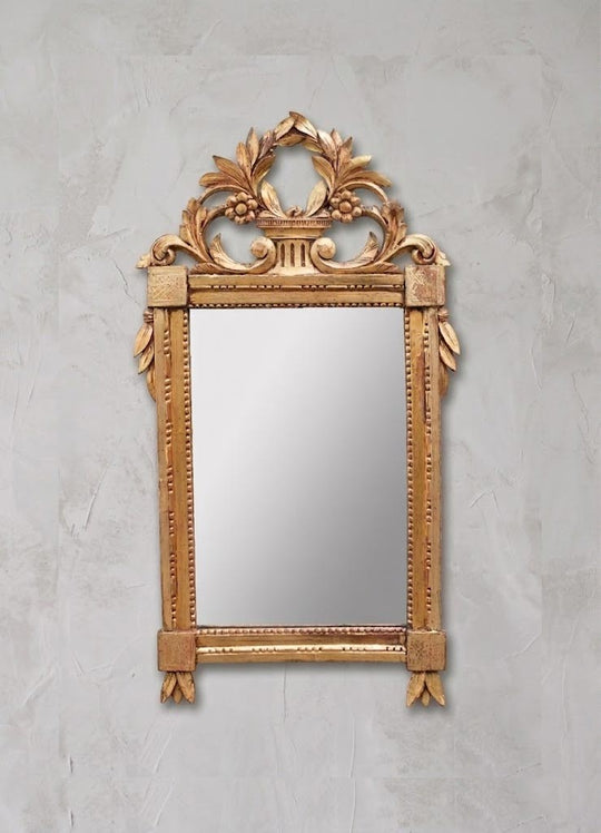 Espejo francés madera dorada con copete estilo Louis XVI c. 1940s (97*53 cm)