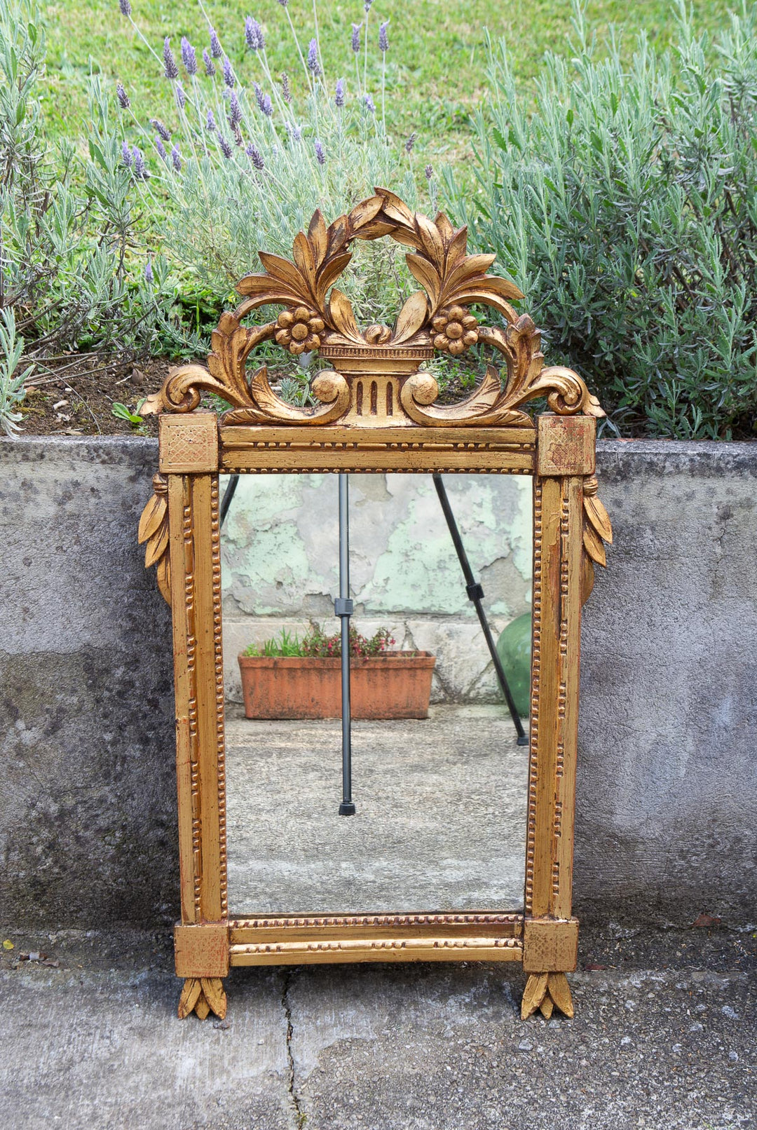 Espejo francés madera dorada con copete estilo Louis XVI c. 1940s (97*53 cm)