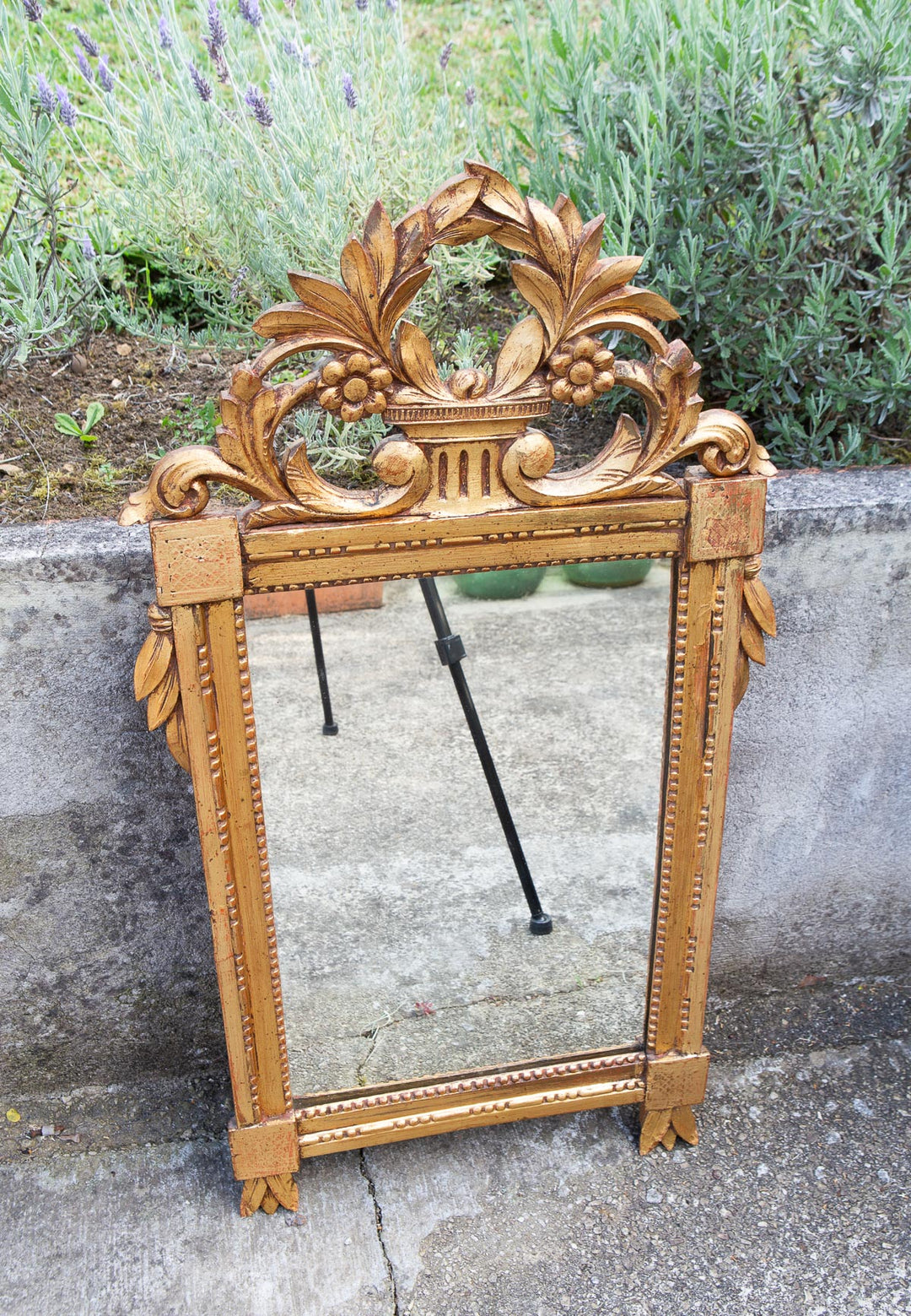 Espejo francés madera dorada con copete estilo Louis XVI c. 1940s (97*53 cm)