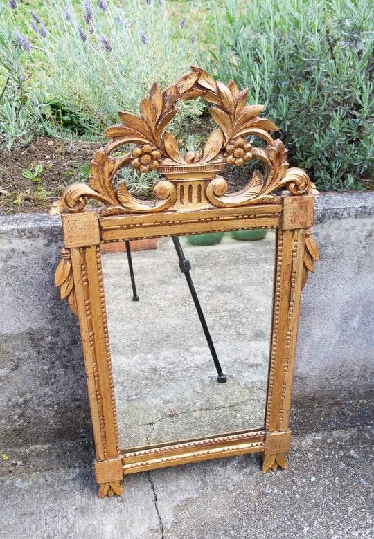 Espejo francés madera dorada con copete estilo Louis XVI c. 1940s (97*53 cm)
