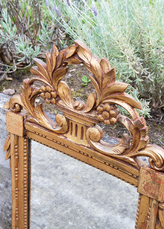 Espejo francés madera dorada con copete estilo Louis XVI c. 1940s (97*53 cm)