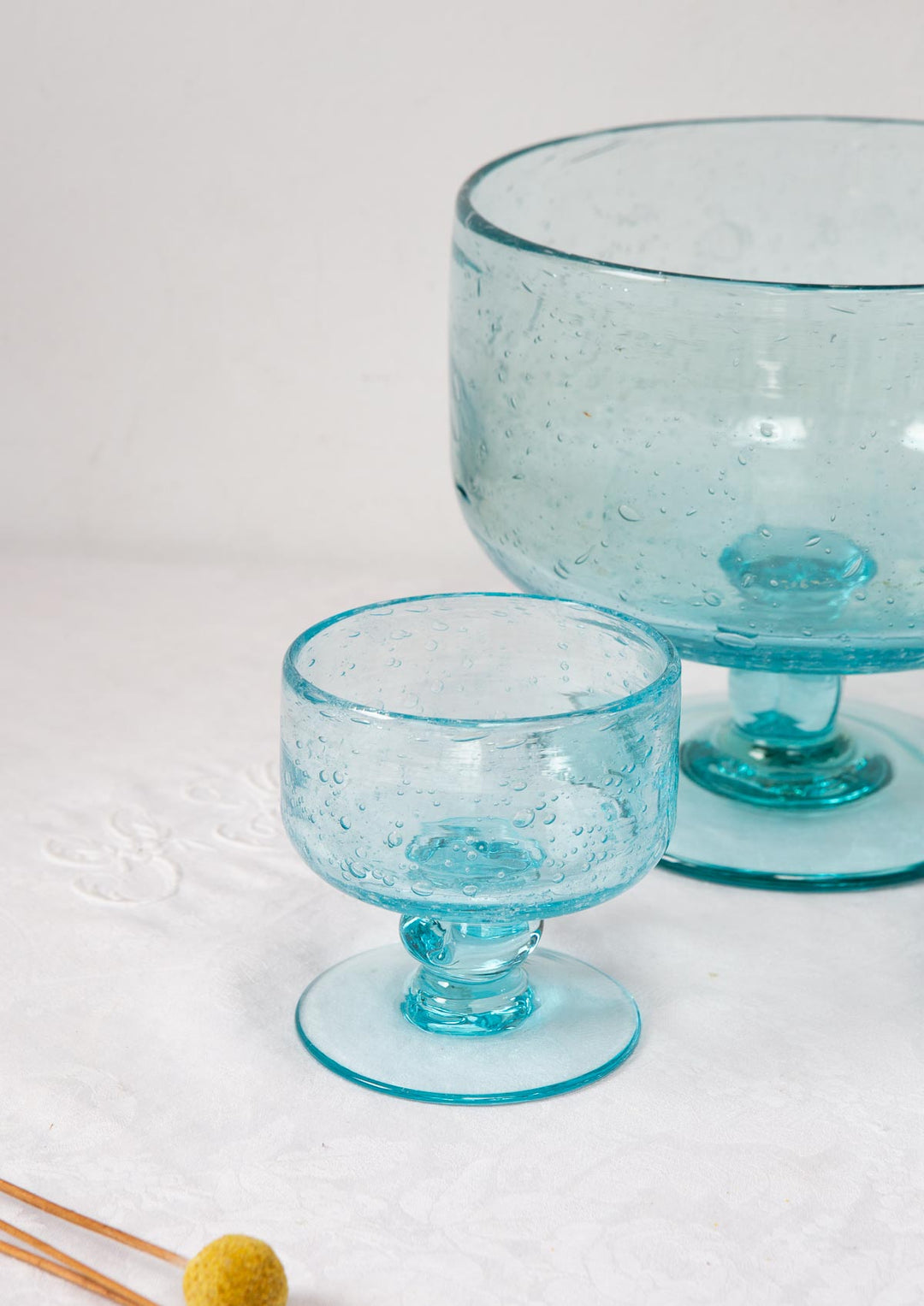 Juego gran copa y dos vasos con pie vidrio soplado estilo Biot (3 PIEZAS)