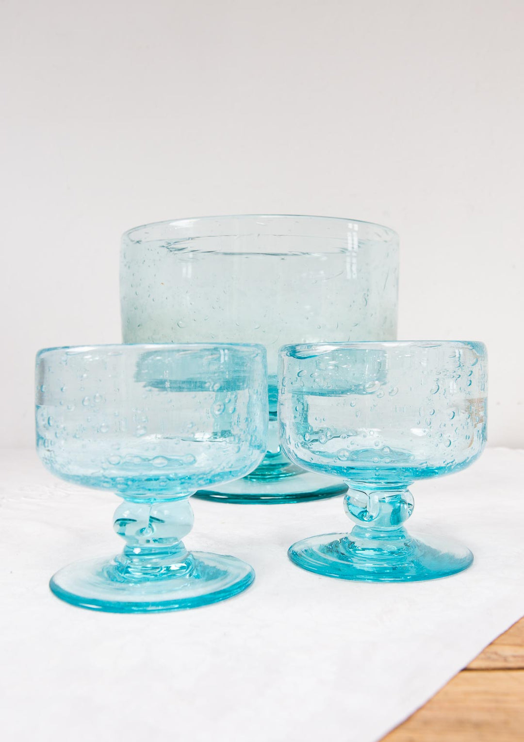 Juego gran copa y dos vasos con pie vidrio soplado estilo Biot (3 PIEZAS)