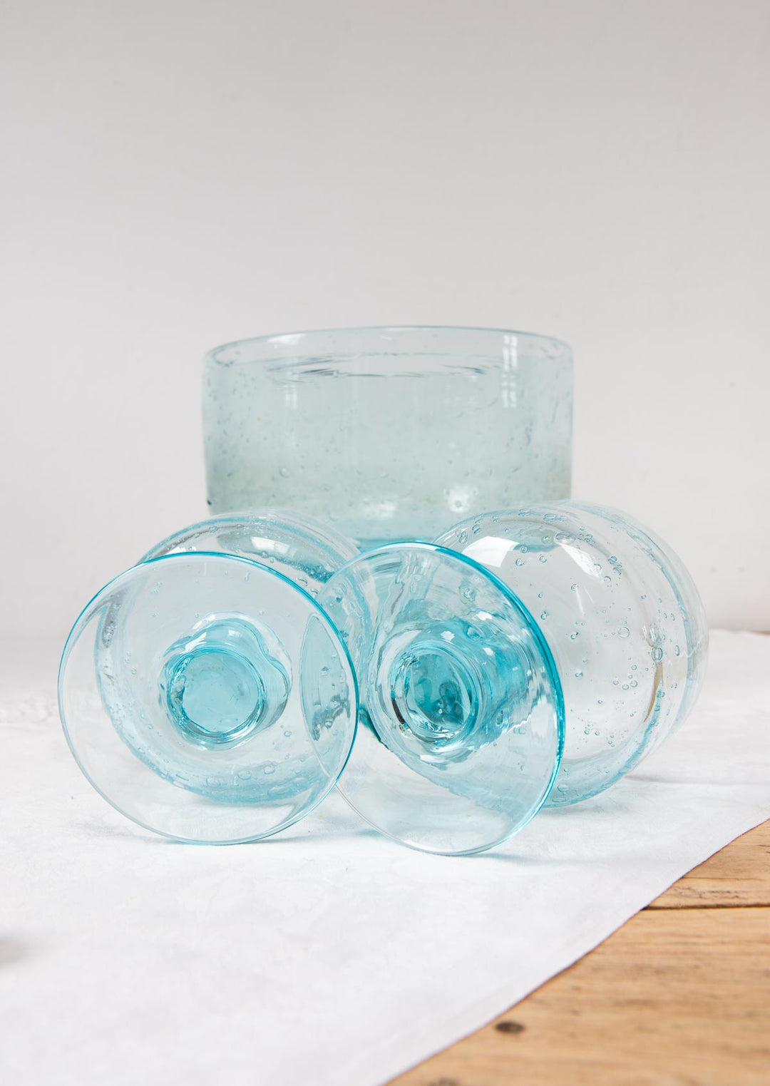 Juego gran copa y dos vasos con pie vidrio soplado estilo Biot (3 PIEZAS)