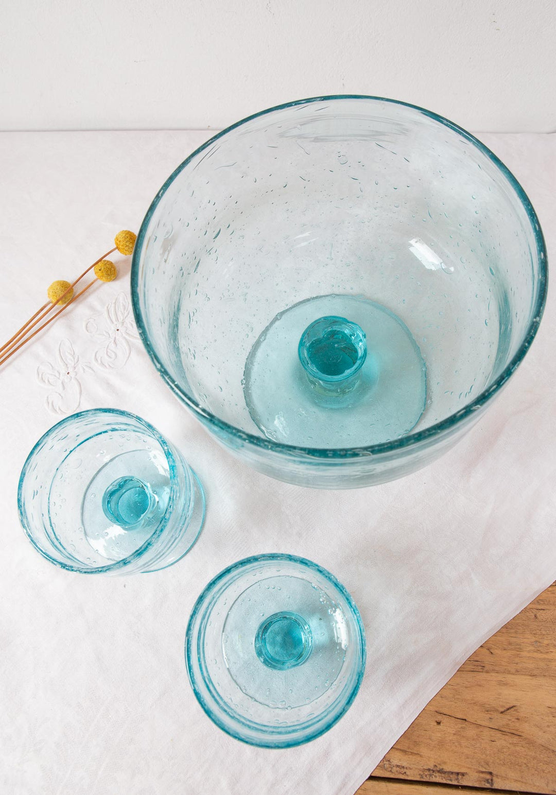 Juego gran copa y dos vasos con pie vidrio soplado estilo Biot (3 PIEZAS)