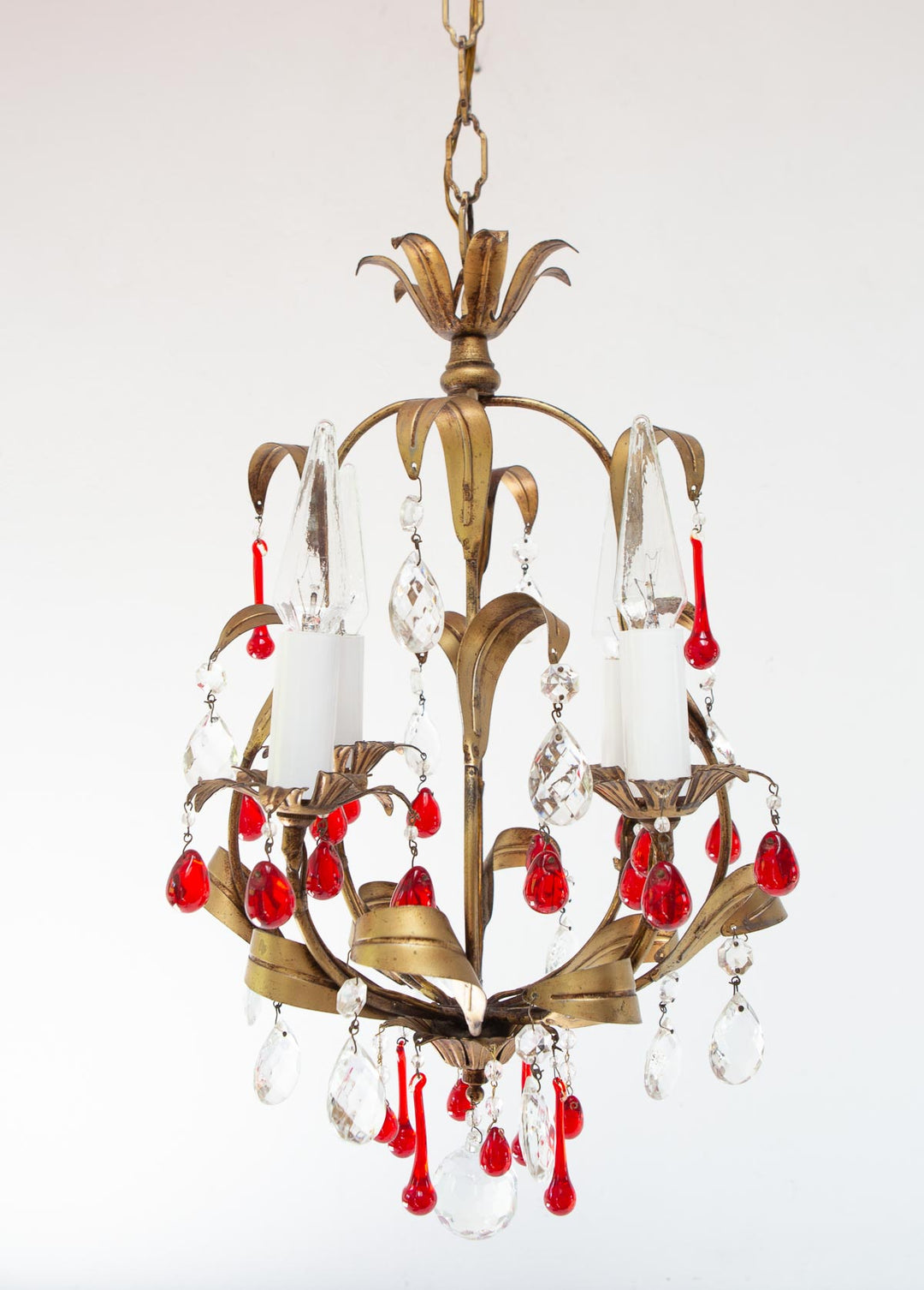 Pequeño chandelier italiano metal dorado con hojas y gotas rojas c. 1960 (28 cm)