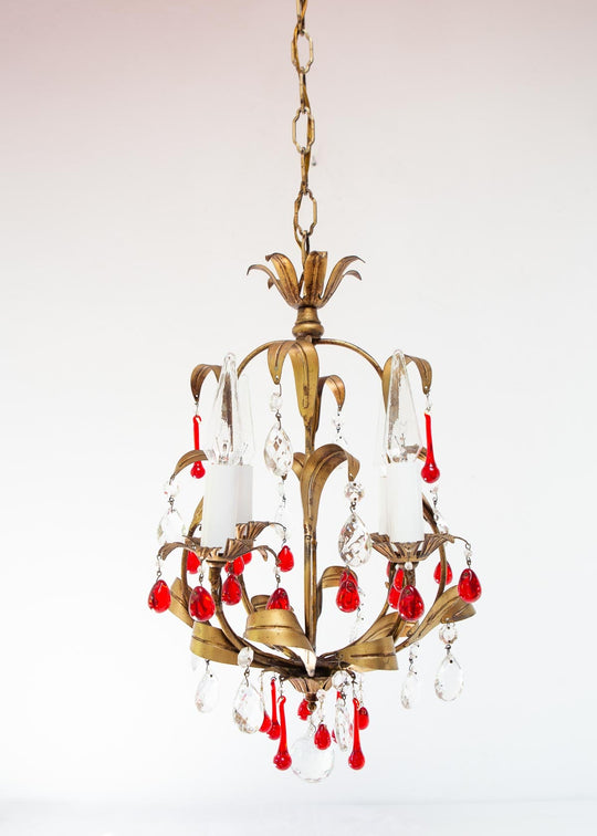 Pequeño chandelier italiano metal dorado con hojas y gotas rojas c. 1960 (28 cm)