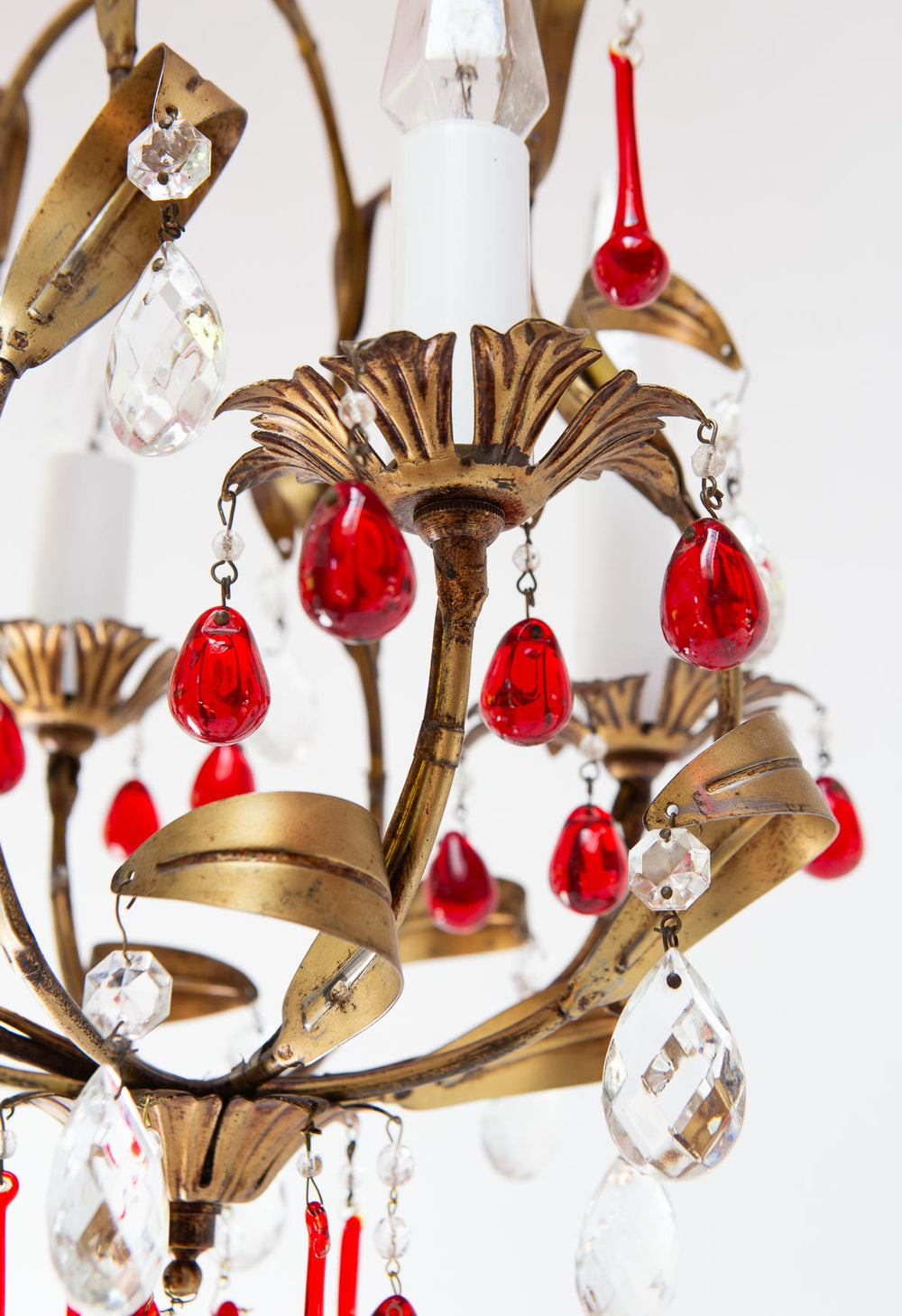 Pequeño chandelier italiano metal dorado con hojas y gotas rojas c. 1960 (28 cm)