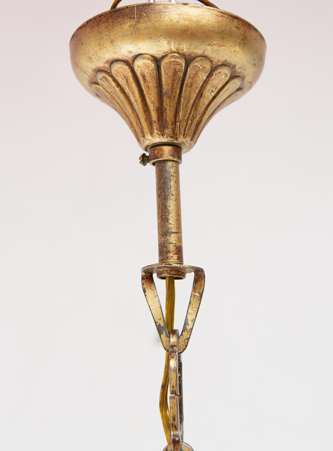 Pequeño chandelier italiano metal dorado con hojas y gotas rojas c. 1960 (28 cm)