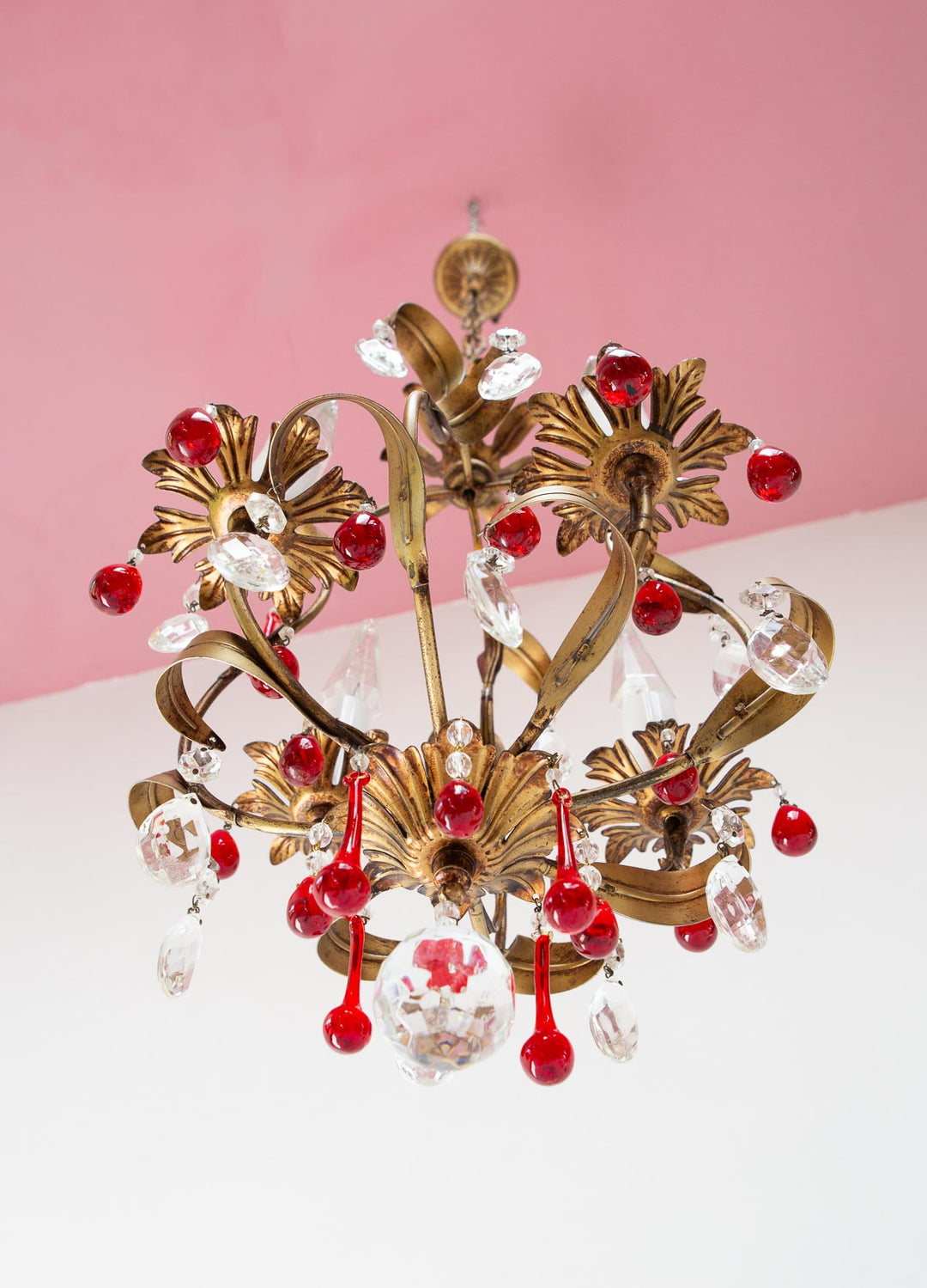Pequeño chandelier italiano metal dorado con hojas y gotas rojas c. 1960 (28 cm)