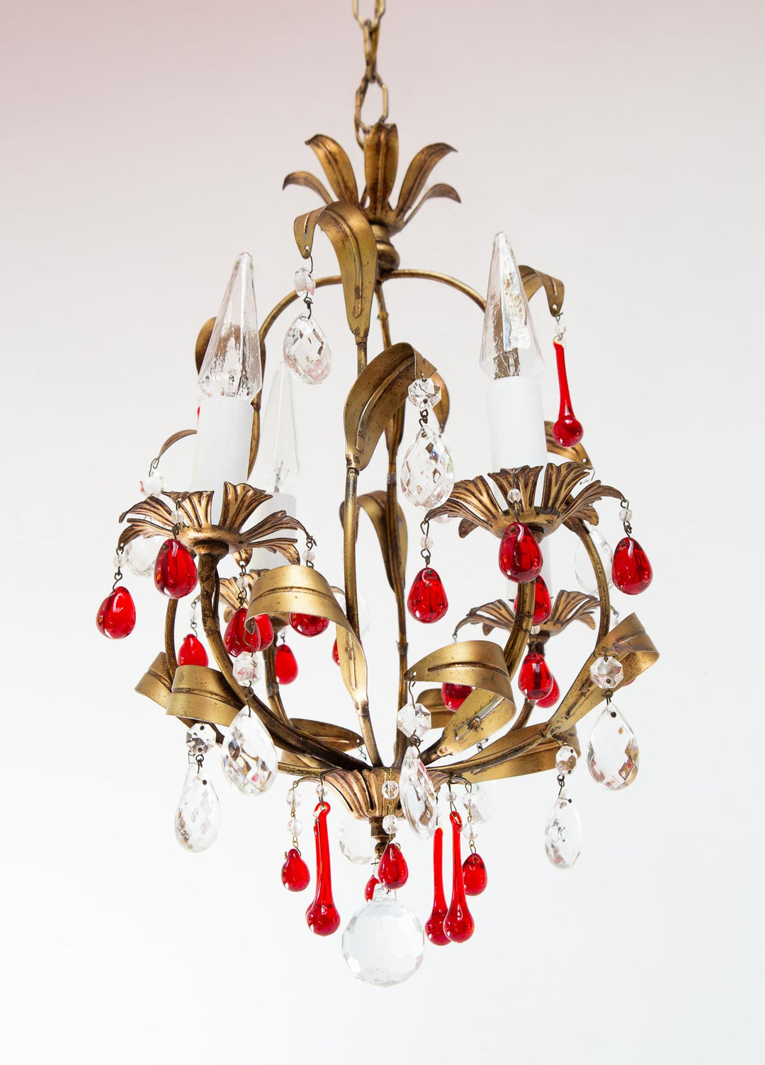 Pequeño chandelier italiano metal dorado con hojas y gotas rojas c. 1960 (28 cm)