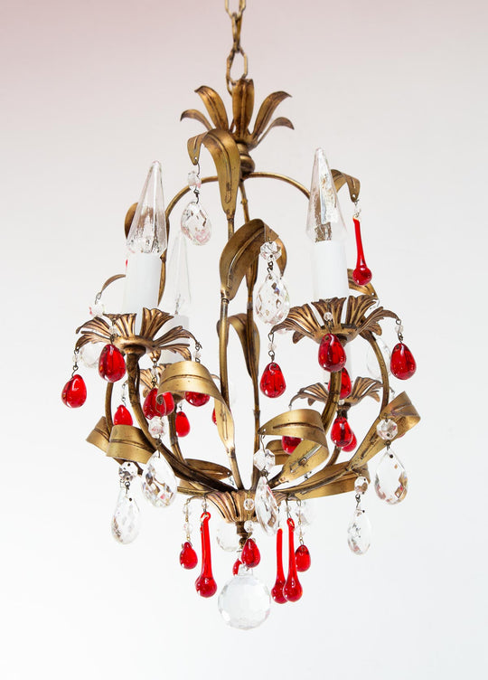 Pequeño chandelier italiano metal dorado con hojas y gotas rojas c. 1960 (28 cm)