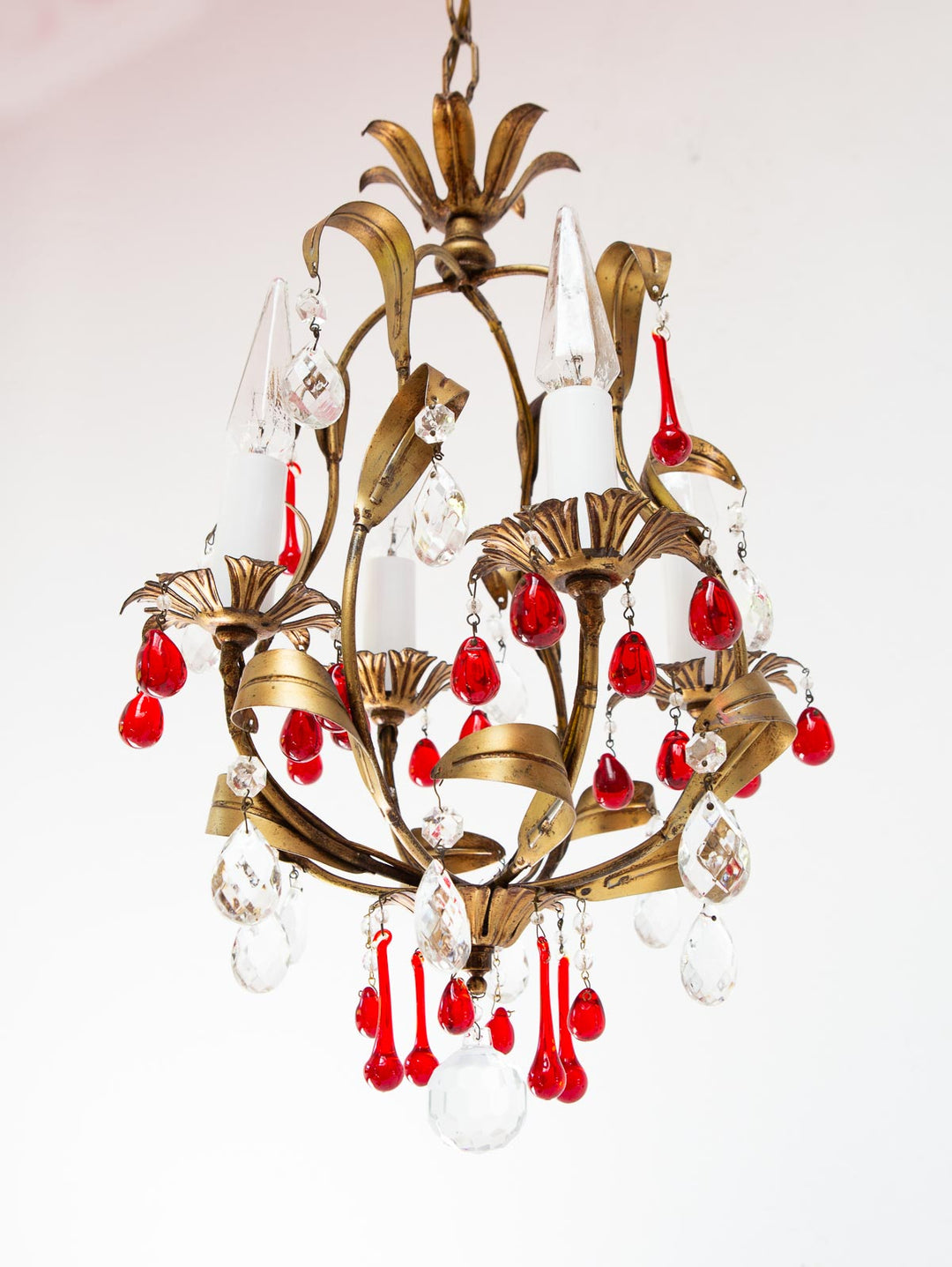 Pequeño chandelier italiano metal dorado con hojas y gotas rojas c. 1960 (28 cm)