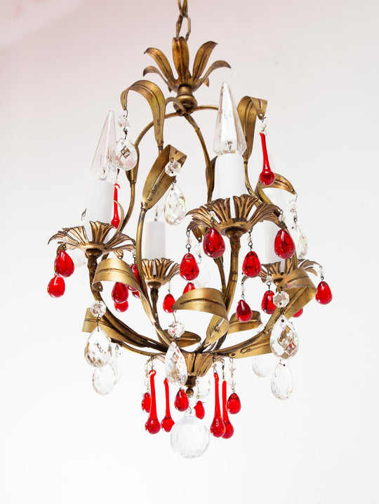Pequeño chandelier italiano metal dorado con hojas y gotas rojas c. 1960 (28 cm)