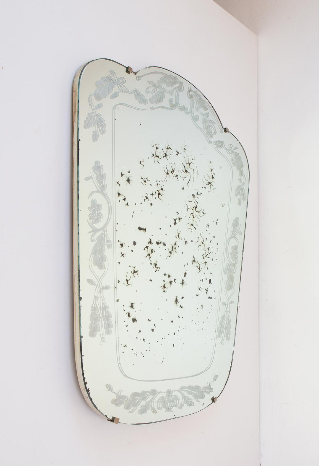 Espejo francés estilo veneciano cristal grabado c. 1950 (71*54 cm)
