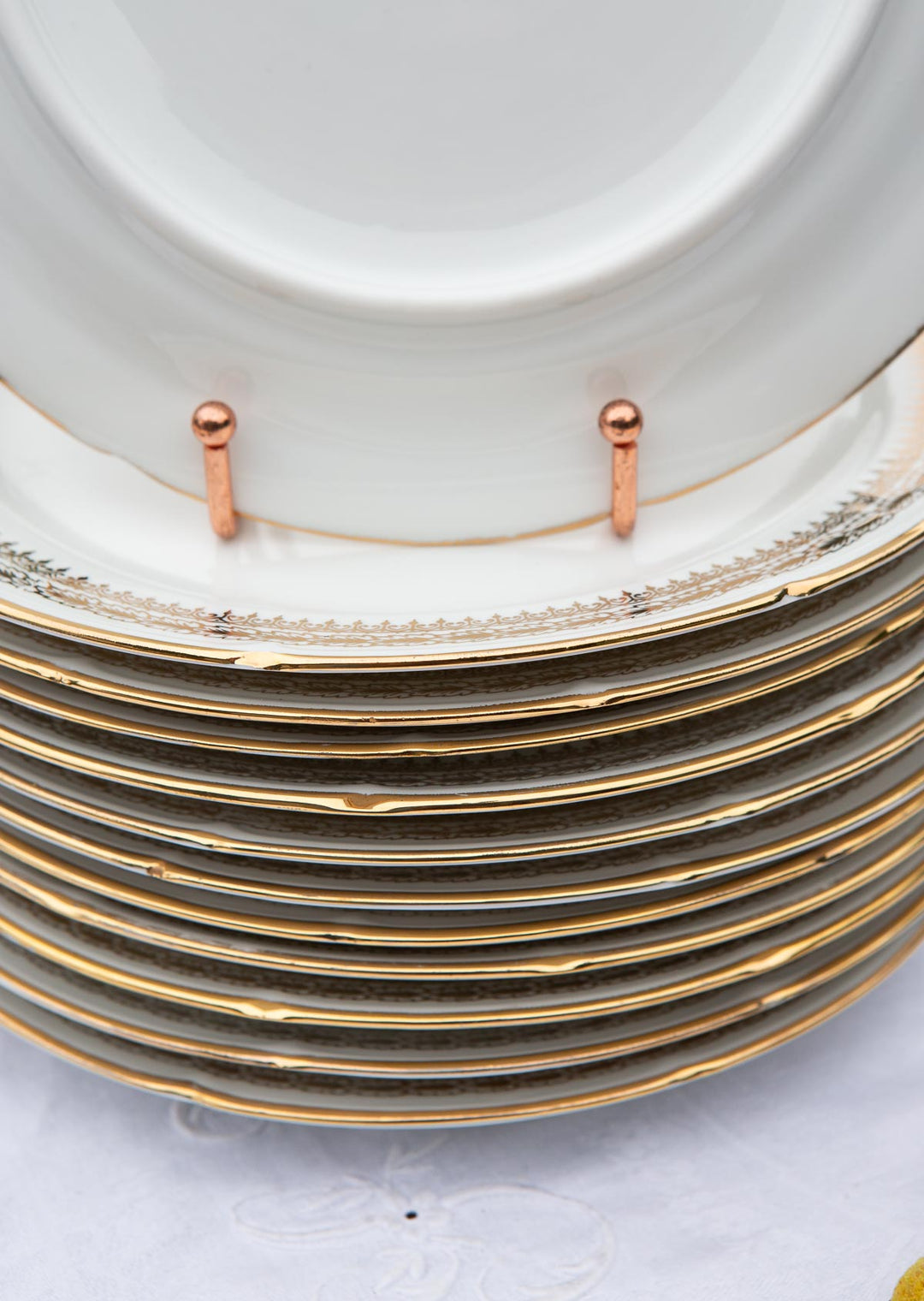 Juego de 12 platos LLANOS porcelana Limoges detalles dorados (2 JUEGOS DISPONIBLES)