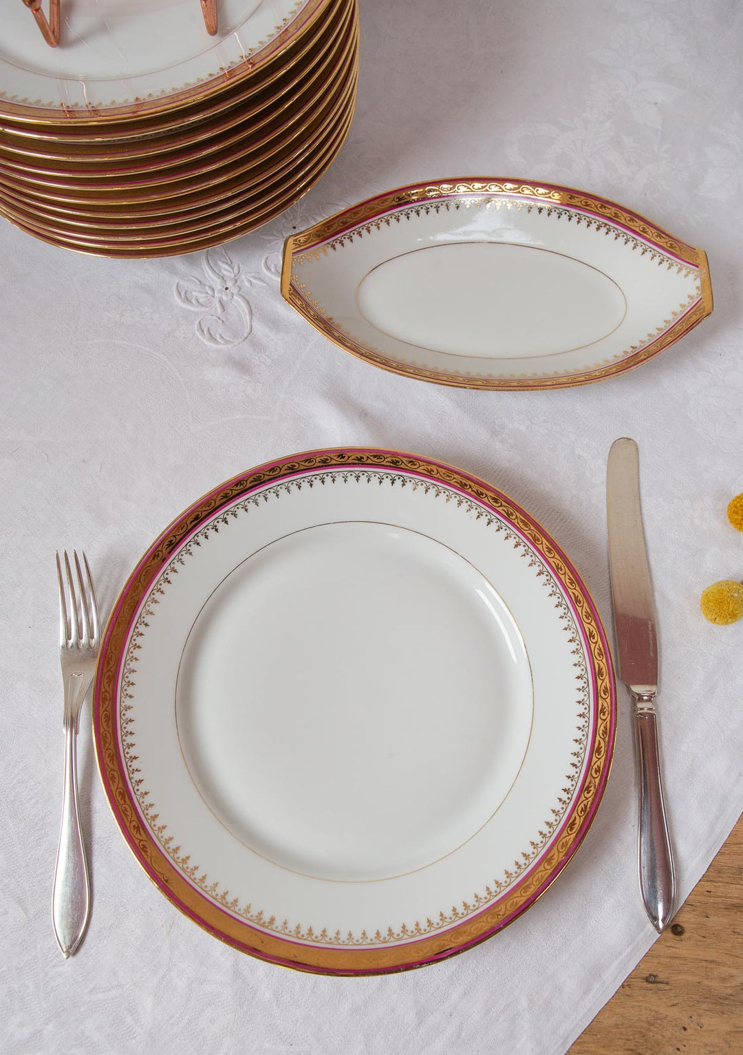 Juego de 9 platos LLANOS porcelana Limoges filo dorado y granate