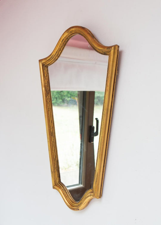 Pequeño espejo francés madera dorada c. 1950s