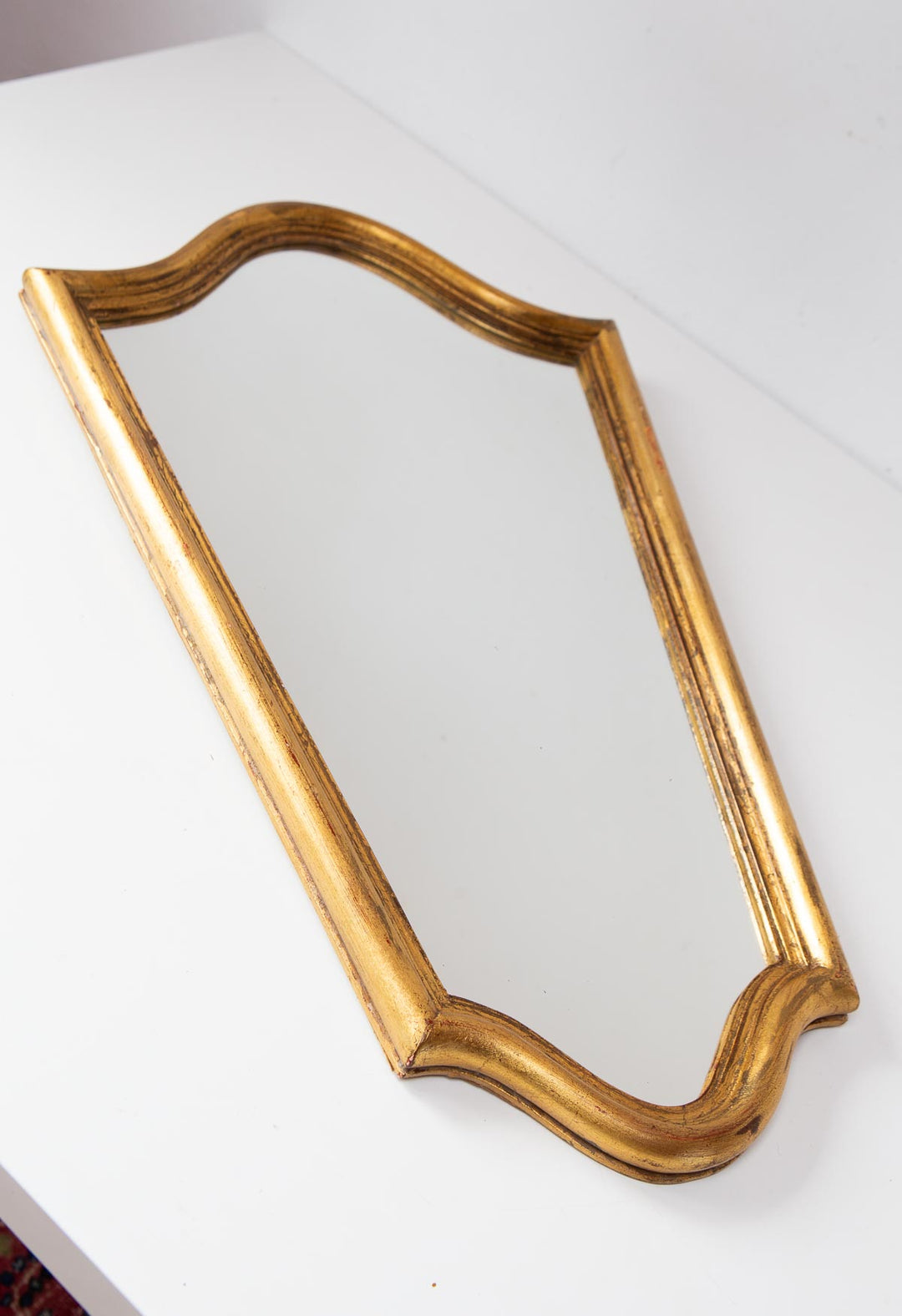 Pequeño espejo francés madera dorada c. 1950s