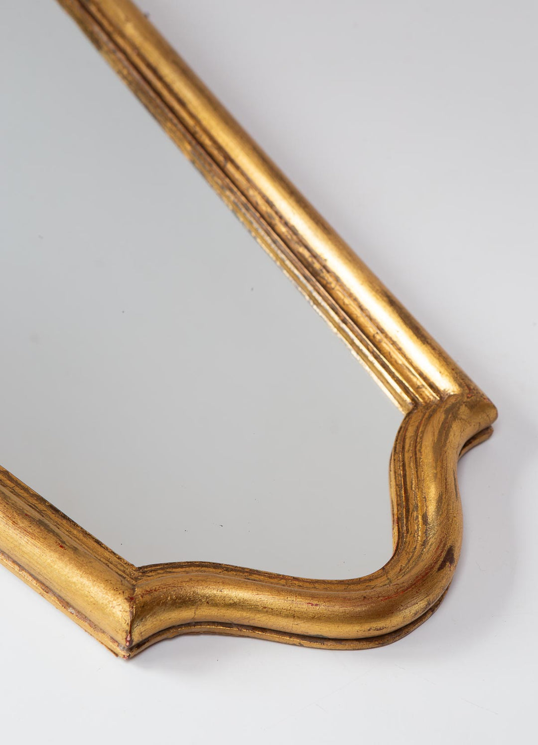 Pequeño espejo francés madera dorada c. 1950s