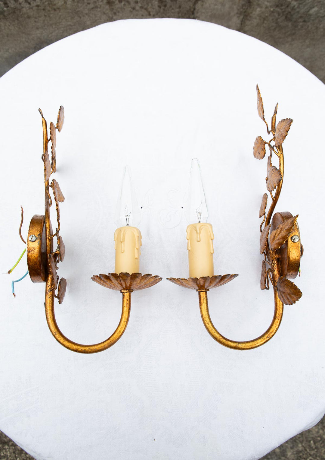 Pareja apliques italianos metal dorado hojas c. 1970s (32 cm)